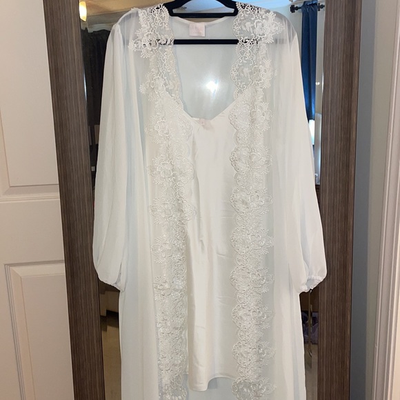 Le Rose Layla lace maxi robe in white size XL - Picture 2 of 10